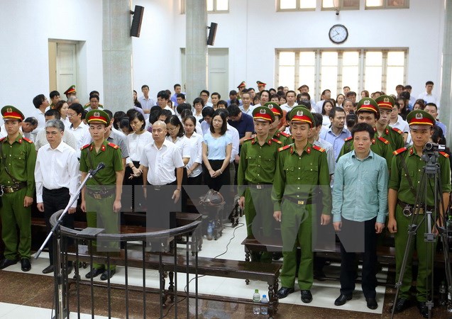 Các bị cáo nghe tuyên án. (Ảnh: Doãn Tấn/TTXVN)