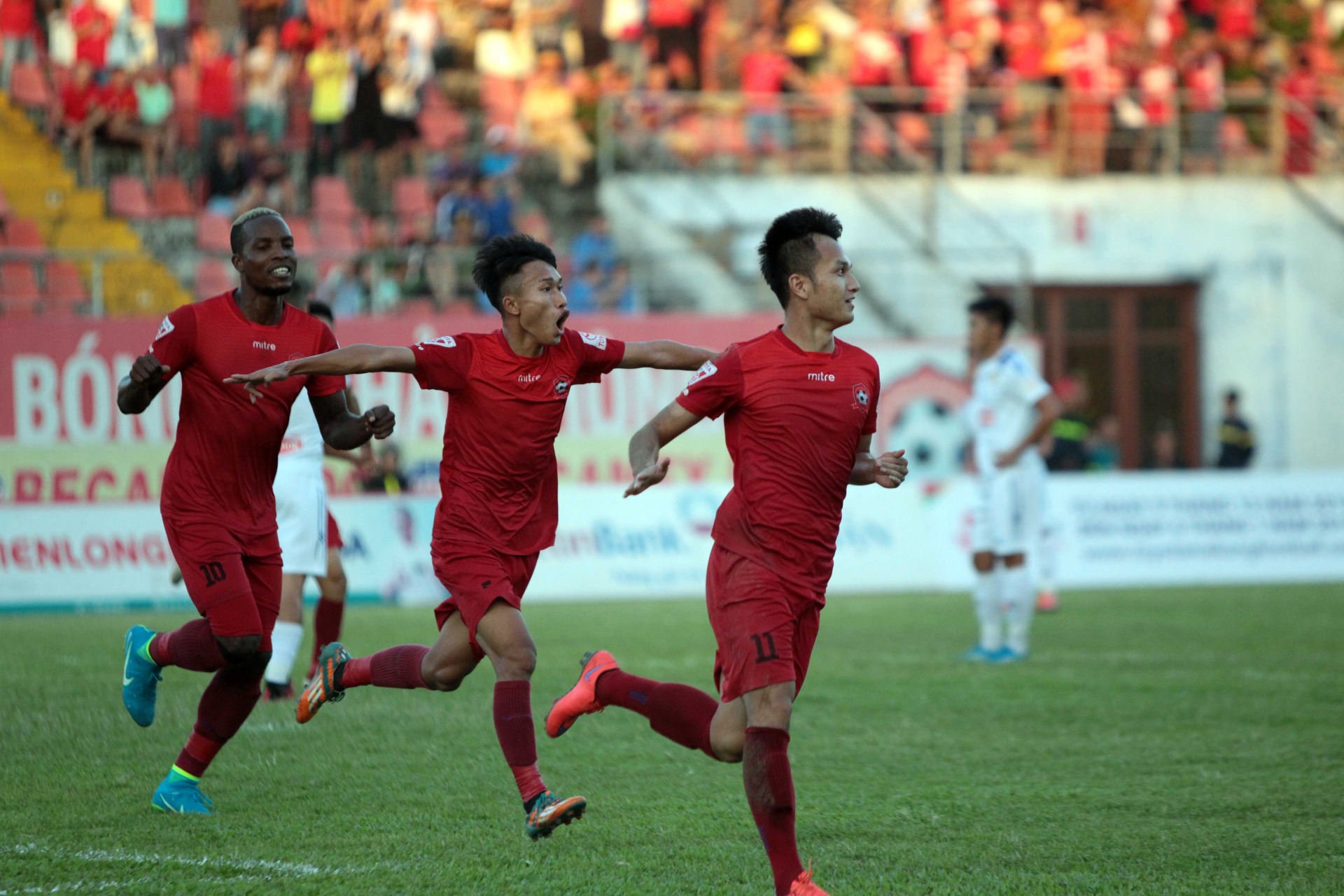 Sau trận thua đậm Hải Phòng (áo đỏ) 1-4 ở vòng 21 V-League 2017, cầu thủ và lãnh đạo CLB TP.HCM đã chỉ trích trọng tài. Ảnh: ANH PHAN