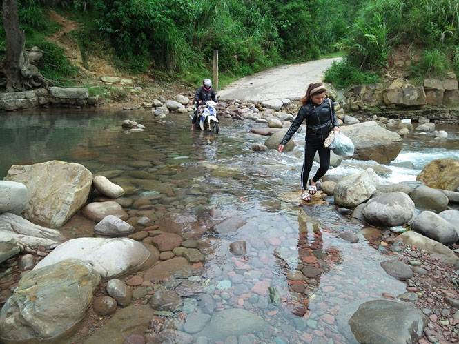 Ngầm Cu Pi đến bản Ra Mai, xã Trọng Hóa cũng bị cuốn theo dòng lũ