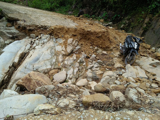 Ngầm Ka Chăm bị đướt hoàn toàn sau bão nên người và phương tiện muốn qua lại phải khiêng xe