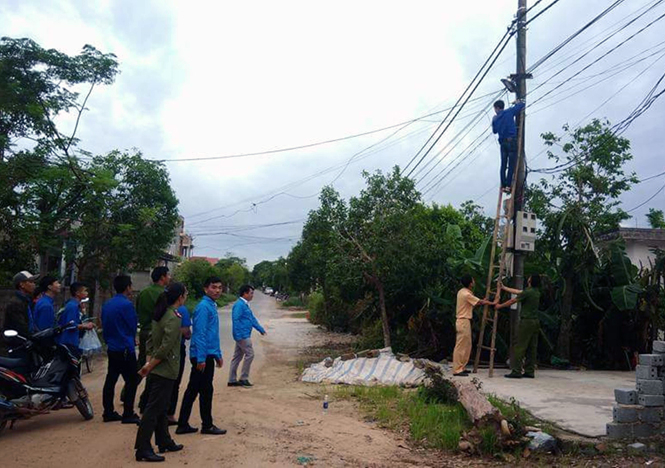 Đoàn viên thanh niên tham gia “Thắp sáng tuyến phố văn minh” tại phường Bắc Lý.