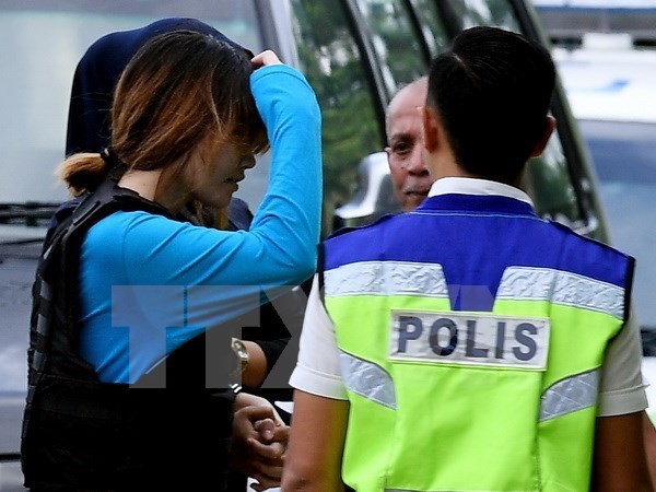 Nghi phạm Đoàn Thị Hương (giữa, trái) được áp giải tới tòa án ở Sepang, Malaysia. (Nguồn: AFP/TTXVN)