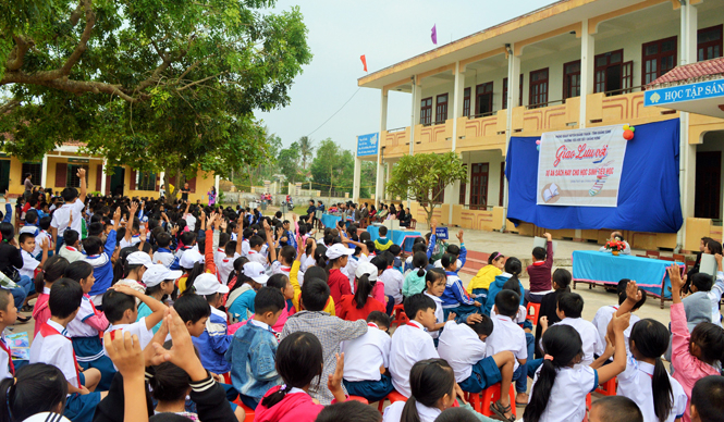 Đoàn công tác đã tổ chức giao lưu, tìm hiểu về sách với toàn thể học sinh Trường tiểu học số 2 Ba Đồn. 