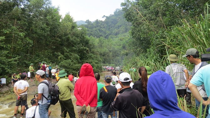 Người dân băng rừng hơn 5km vào xem các tay đua tranh tài