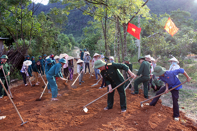 LLVT huyện Minh Hóa tham gia xây dựng nông thôn mới.