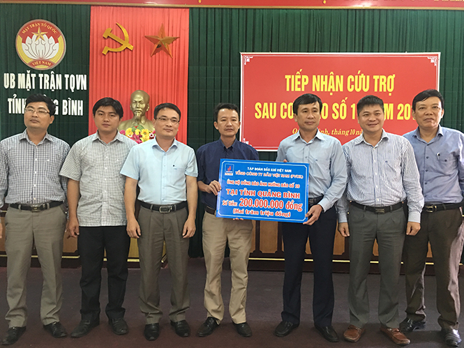  Đại diện Ban Thường trực Ủy ban MTTQVN tỉnh tiếp nhận hỗ trợ của Công ty CP Xăng dầu-dầu khí Vũng Áng.