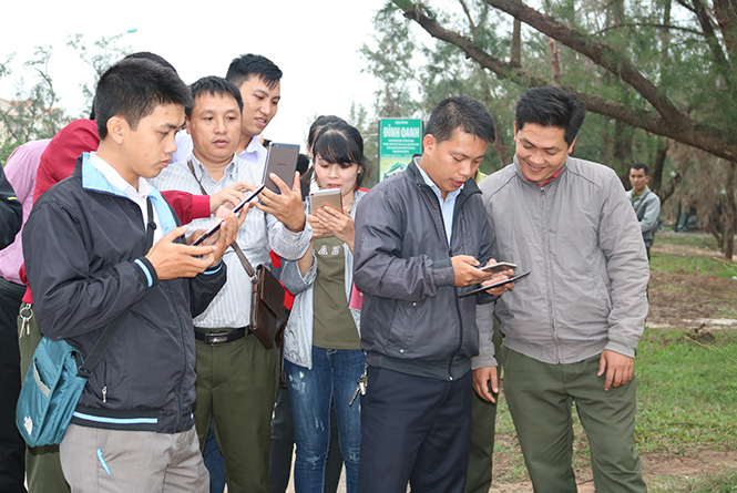 Học viên thực hành sử dụng máy tính bảng trong theo dõi diễn biến rừng và đất lâm nghiệp do BQLDA FCPF-REDD+ tổ chức. 