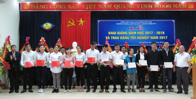 Ban giám hiệu nhà trường trao bằng tốt nghiệp trung cấp nghề cho học sinh khóa học 2015-2017.