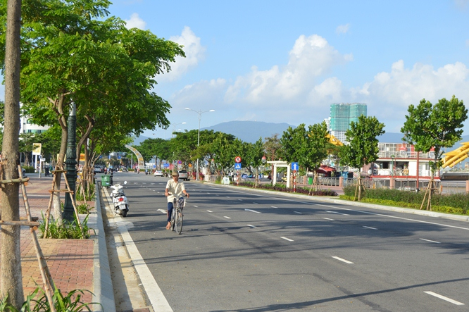 Nhiều tuyến đường ở Đà Nẵng được chỉnh trang trở nên sạch đẹp và thông thoáng phục vụ Tuần lễ cấp cao APEC