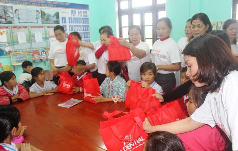 Tặng quà cho các em học sinh