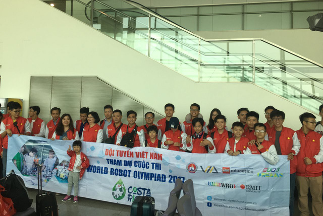 Đoàn học sinh TP.HCM dự vòng chung kết thế giới Robot Olympiad 2017 trước giờ lên đường - Ảnh: N.K.A.