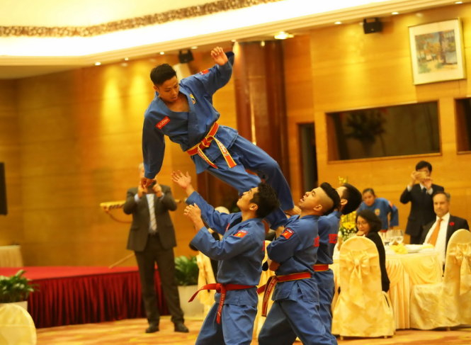  Tiết mục biểu diễn đòn chân của các VĐV vovinam VN tại lễ chiêu đãi đêm 8-11. Ảnh: GIANG LÊ