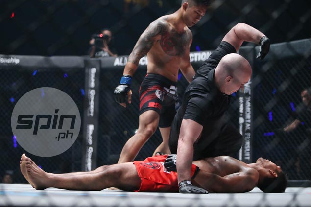 Trọng tài bắt đầu đếm sau khi Folayang bị Martin Nguyễn knock-out. Ảnh: SPRIN.PH