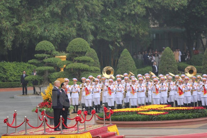 Chủ tịch nước Trần Đại Quang chúc mừng Tổng thống Donald Trump đã có những ngày làm việc hiệu quả và thành công trong khuôn khổ Tuần lễ Cấp cao APEC 2017 tại thành phố Đà Nẵng, góp phần quan trọng vào thành công chung của hội nghị. (Ảnh: Minh Sơn/Vietnam+)