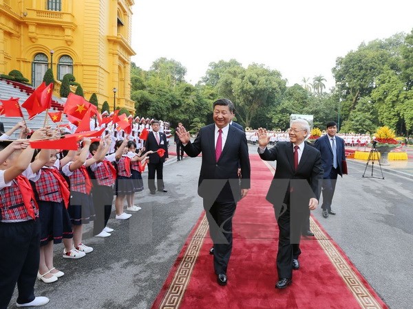 Thiếu nhi Thủ đô vẫy chào Tổng Bí thư Nguyễn Phú Trọng và Tổng Bí thư, Chủ tịch nước Trung Quốc Tập Cận Bình. (Ảnh: Trí Dũng/TTXVN)