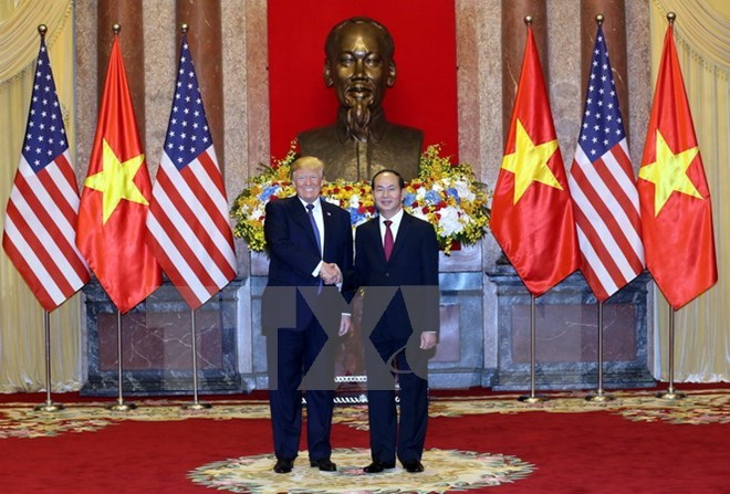 Chủ tịch nước Trần Đại Quang đón Tổng thống Hoa Kỳ Donald Trump. (Ảnh: Nhan Sáng/TTXVN)