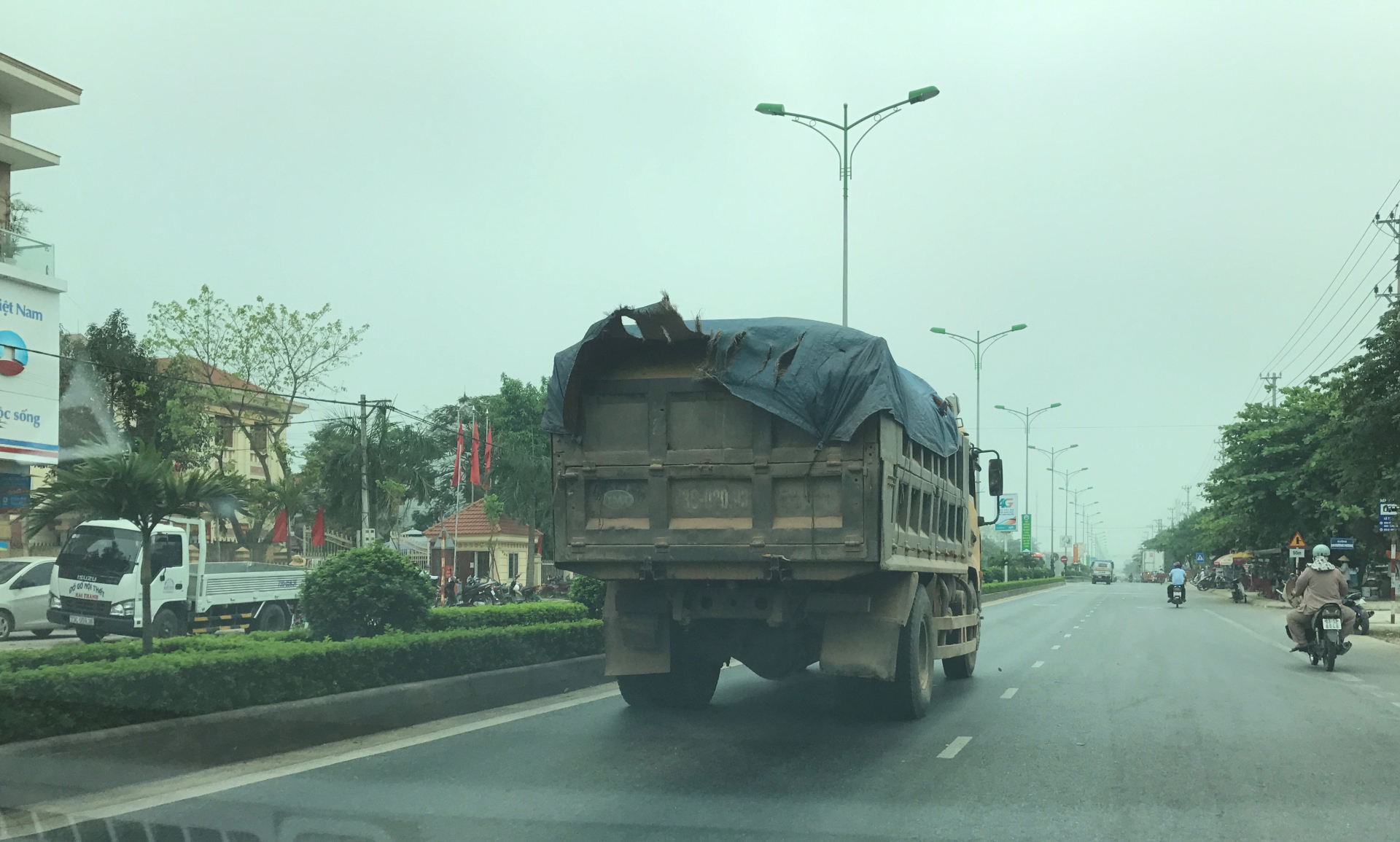 Xe tải chở vật liệu xây dựng lưu thông trên tuyến đường Lý Thường Kiệt