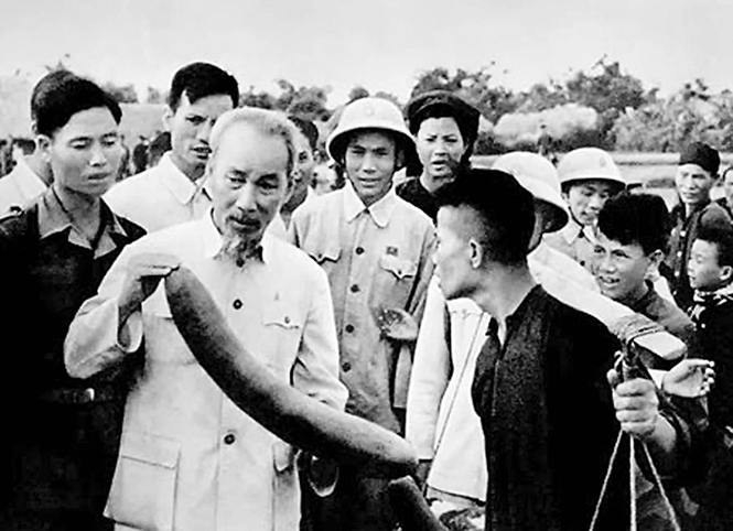 Chủ tịch Hồ Chí Minh với nông dân xã Ái Quốc, huyện Nam Sách, Hải Dương (tháng 5/1957). Ảnh: TL.