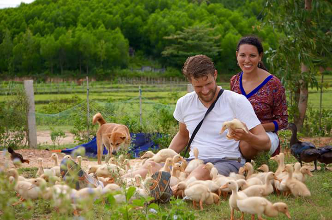 Du khách hứng thú với những trải nghiệm tại The Duck Stop.