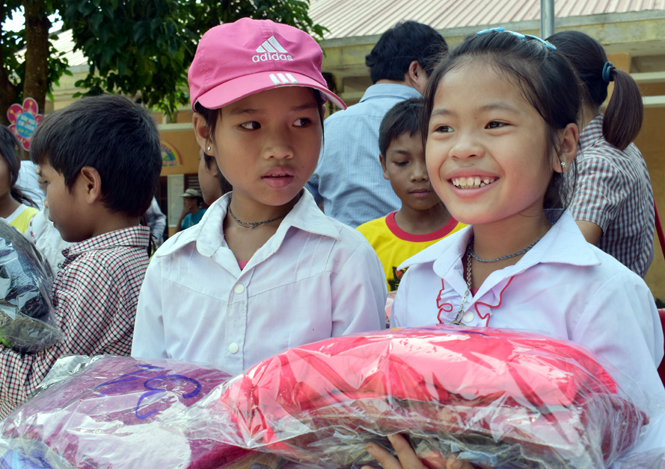 Các em học sinh nhận quà tặng.