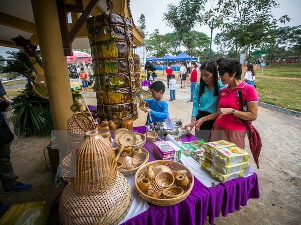 Du khách tham quan các gian hàng trưng bày đặc sản sông nước chợ miền Tây Nam Bộ ngay tại không gian tái hiện một phần hình ảnh “Văn hóa Chợ nổi Cái Răng - Di sản văn hóa phi vật thể cấp quốc gia”. (Ảnh: Trọng Đạt/TTXVN)