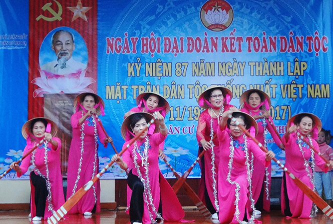 Văn nghệ, món ăn tinh thần không thể thiếu trong Ngày hội đại đoàn kết ở các khu dân cư.