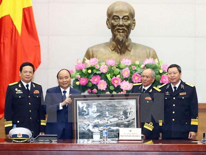 Hội truyền thống đường Hồ Chí Minh trên biển tặng quà lưu niệm cho Thủ tướng Nguyễn Xuân Phúc. (Ảnh: Thống Nhất/TTXVN)