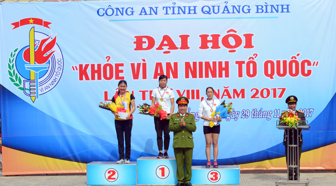 Đại diện lãnh đạo Công an tỉnh trao huy chương vàng, bạc, đồng chạy việt dã cho cá nhân nữ.