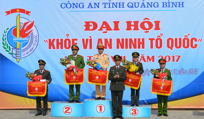 Đại diện lãnh đạo Công an tỉnh trao giải toàn đoàn Đại hội khỏe 