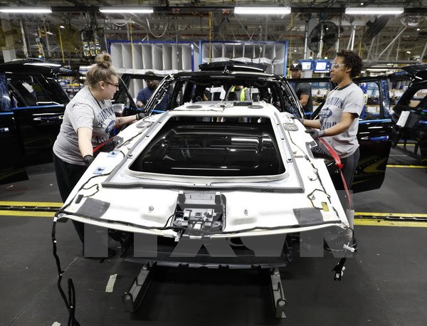 Công nhân làm việc tại nhà máy ở Louisville, Kentucky, Mỹ ngày 27-10. (Nguồn: AFP/TTXVN)