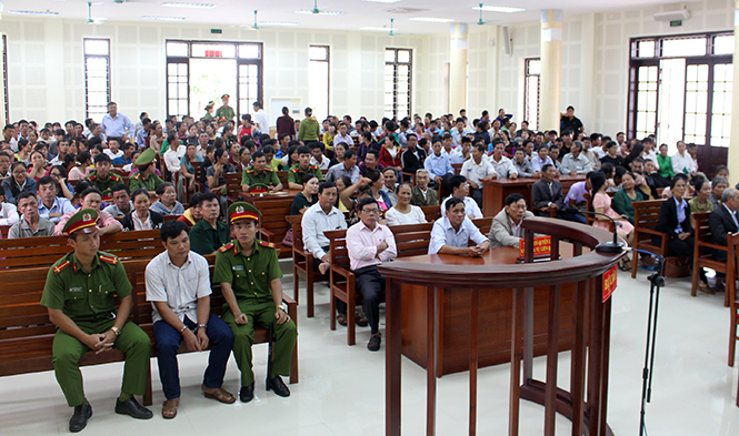 Những phiên tòa mẫu rút kinh nghiệm thường thu hút đông đảo các tầng lớp nhân dân dự khán.