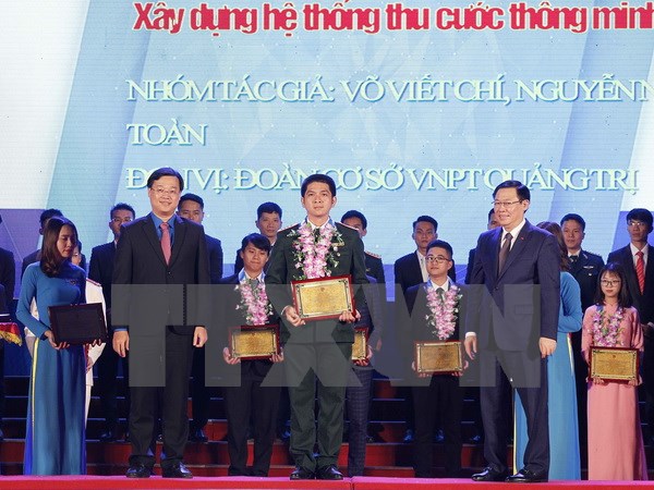 Phó Thủ tướng Vương Đình Huệ; Bí thư thứ nhất Trung ương Đoàn Lê Quốc Phong vinh danh 35 công trình, đề tài, sản phẩm sáng tạo tiêu biểu toàn quốc lần thứ X năm 2017. (Ảnh: Văn Điệp/TTXVN)