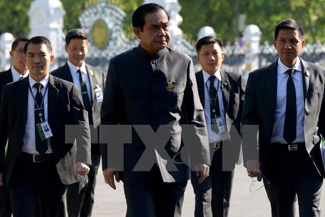 Thủ tướng Prayut Chan-O-cha (giữa) tới tòa nhà Văn phòng Chính phủ ở thủ đô Bangkok. (Nguồn: AFP/TTXVN)