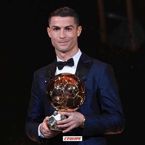  Cristiano Ronaldo giành Quả bóng vàng thứ 5 trong sự nghiệp. Ảnh: L'Equipe.