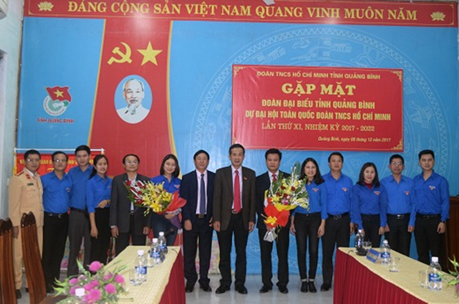 Đồng chí Trần Công Thuật, Phó Bí thư thường trực Tỉnh ủy, Trưởng đoàn đại biểu Quốc hội tỉnh tặng hoa cho đoàn đại biểu tham dự Đại hội Đoàn toàn quốc.