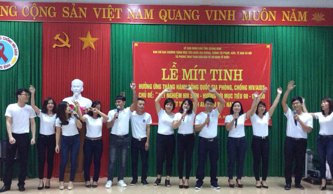 Đoàn viên, thanh niên Trung tâm phòng chống HIV/AIDS thể hiện ca khúc 