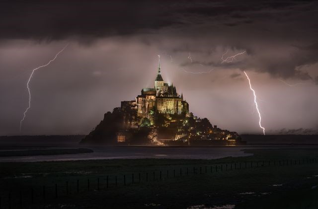 Nhiếp ảnh gia Lukas Neuwirth đã chụp ảnh lâu đài Mont-Saint-Michel vào lúc ​Mặt Trời lặn. (Nguồn: National Geographic)