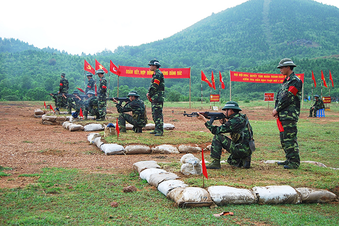 Cán bộ, chiến sỹ Trung đoàn 996 thực hành kiểm tra bắn đạn thật.