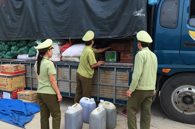 Lực lượng Quản lý thị trường tăng cường công tác kiểm tra hàng hóa nhằm chống thất thu thuế và gian lận thương mại.