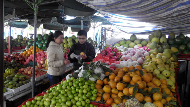 Học viên khóa tập huấn thực hiện lấy mẫu để kiểm nghiệm ở chợ Đồng Hới