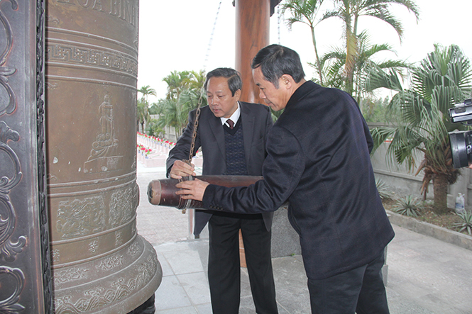  Đồng chí Hoàng Đăng Quang, Ủy viên Trung ương Đảng, Bí thư Tỉnh ủy, Chủ tịch HĐND tỉnh và đồng chí Trần Công Thuật, Phó Bí thư Thường trực Tỉnh ủy, Trưởng đoàn đại biểu Quốc hội tỉnh thỉnh chuông tại lễ viếng.