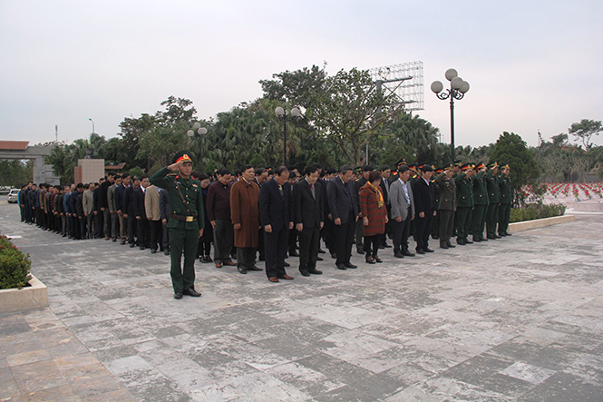 Lãnh đạo tỉnh và các đại biểu mặc niệm tưởng nhớ công lao của các anh hùng liệt sỹ