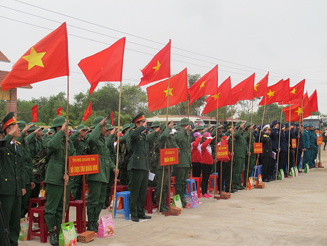  Hàng năm, Ban chỉ huy Quân sự huyện Quảng Trạch đều thực hiện tốt nhiệm vụ tuyển chọn, gọi công dân nhập ngũ và giao quân đạt 100% chỉ tiêu, bảo đảm chất lượng.