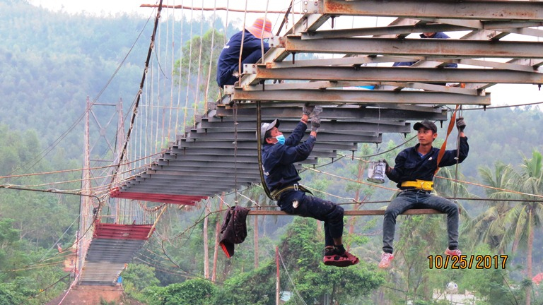 Đơn vị thi công đẩy nhanh tiến độ sửa chữa cầu treo Liên Trạch, kịp hoàn thành trước Tết Dương lịch