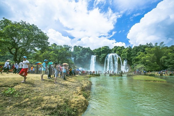 Rất đông du khách đến chiêm ngưỡng vẻ đẹp của thác Bản Giốc. (Ảnh: Trọng Đạt/TTXVN)