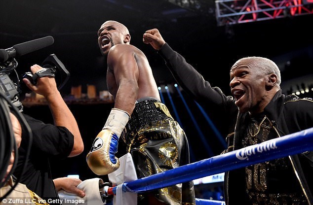  Floyd Mayweather hạ knock-out đối thủ. (Nguồn: Getty Images)