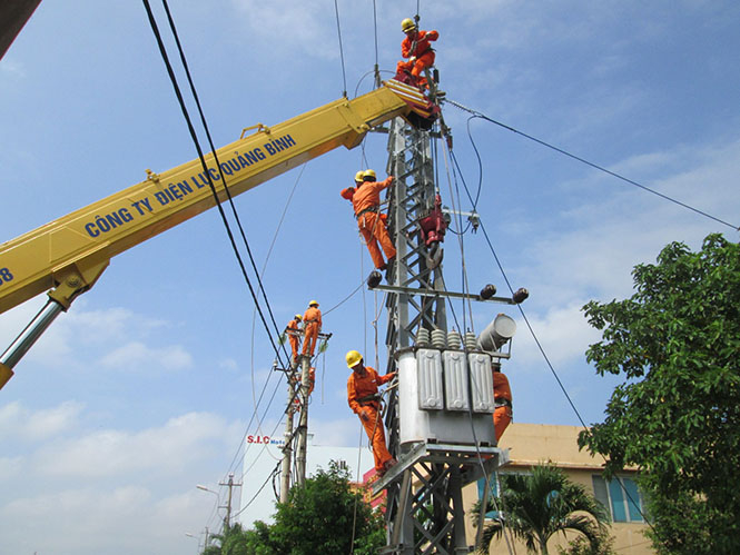 Điện lực Đồng Hới xây lắp công trình chuẩn bị phục vụ Tết.