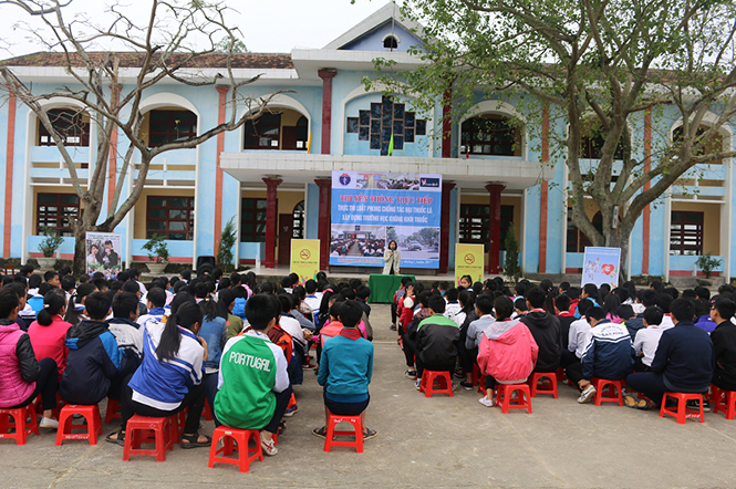 Truyền thông trực tiếp tại các điểm trường là một trong nhiều hoạt động được đẩy mạnh của công tác PCTHTL.