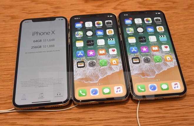 Mẫu điện thoại iPhone X của Apple được trưng bày tại một cửa hàng ở Singapore ngày 3-11 vừa qua. (Ảnh: AFP/TTXVN)