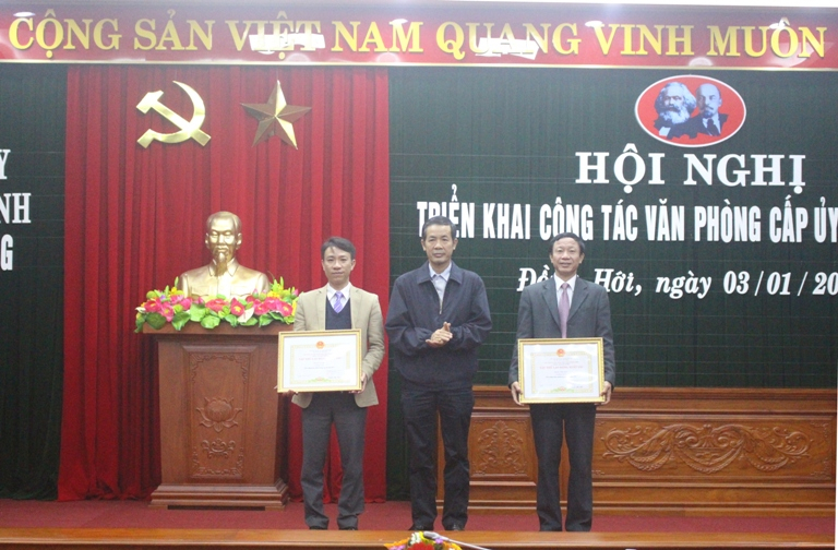 Đồng chí Phó Bí thư Thường trực Tỉnh uỷ Trần Công Thuật trao danh hiệu Tập thể lao động xuất sắc cho 2 tập thể